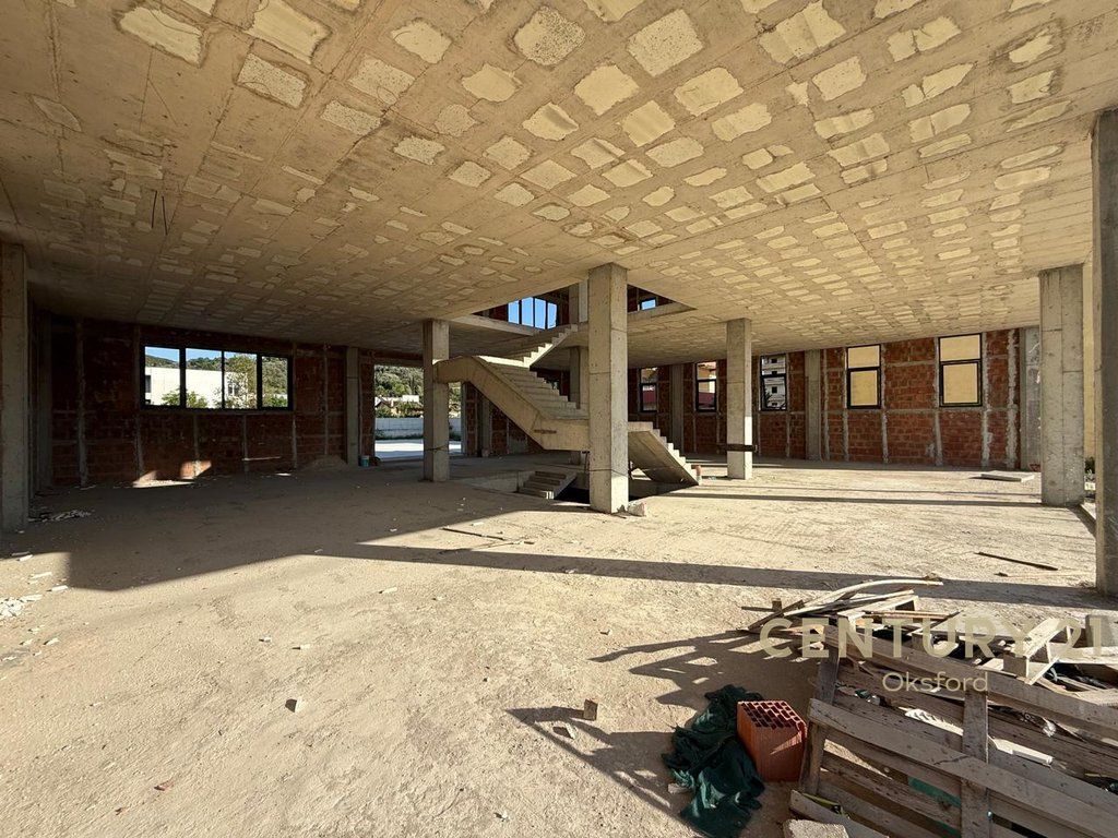 Esclusivo! Edificio Multifunzionale su 2 Piani in Vendita a Vorë!