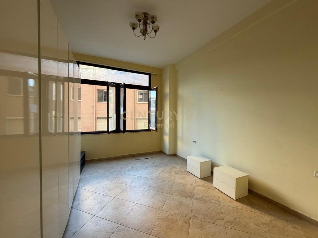 Appartamento 1+1 In Affitto a Komuna e Parisit