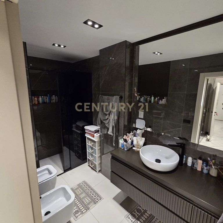 Apartament luksoz 2+1+2 Poste Parkimi per shitje tek Liqeni I Thate