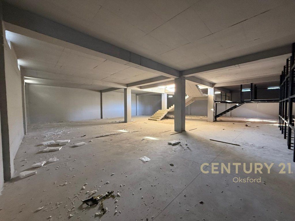 Esclusivo! Edificio Multifunzionale su 2 Piani in Vendita a Vorë!