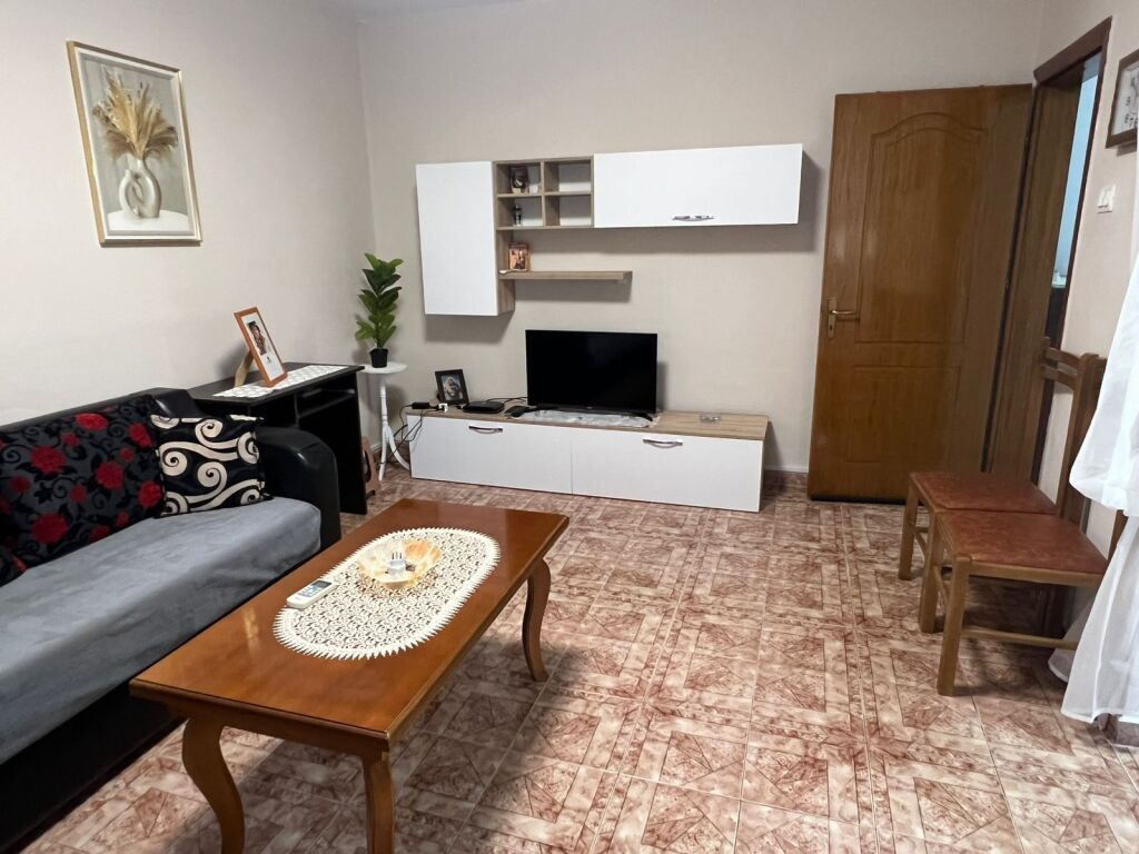 Affittasi 1+1  VIA NDRE MJEDA  PARCO 42.000 leke