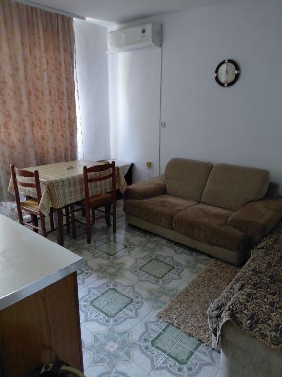 Jepet me qera apart 1+1 prane bllokut afer shkolles 11 Janari