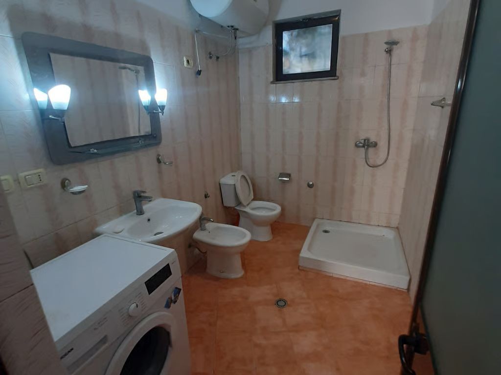 Rent | Shtëpi private 1 + 1 | Rruga 5 Maji | 400 €/month