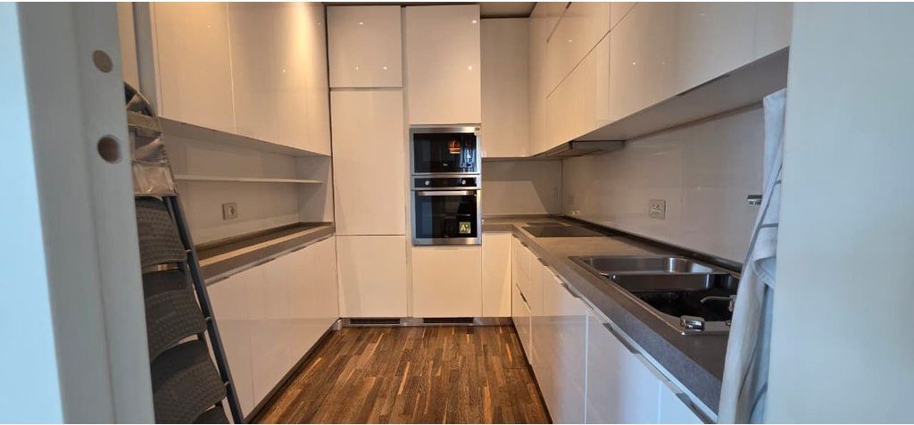 GARDA E REPUBLIKËS – APARTAMENT PREMIUM 2+1+2 ME VERANDË DHE POST PARKIMI PËR QIRA!