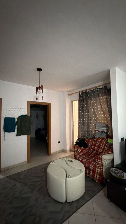 Jepet me qera 1+1 mobiluar Astir 400 eu