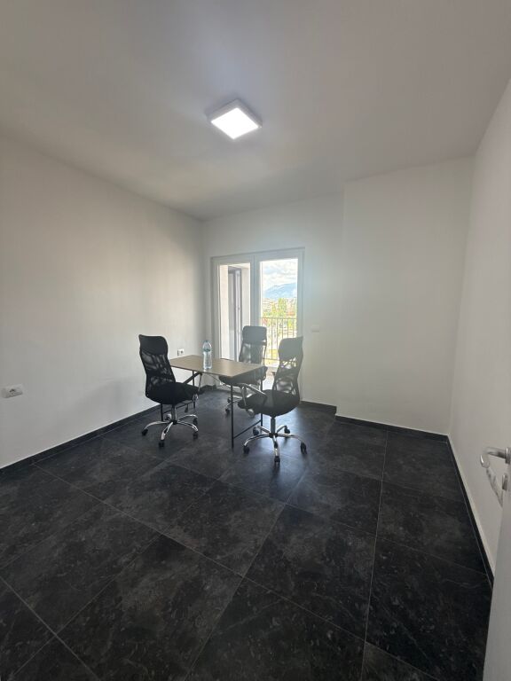 Affittasi Appartamento 2+1+2 – Adatto per Uffici o Residenza