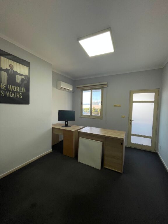 Locale commerciale 4+1+2 in affitto a Lake View