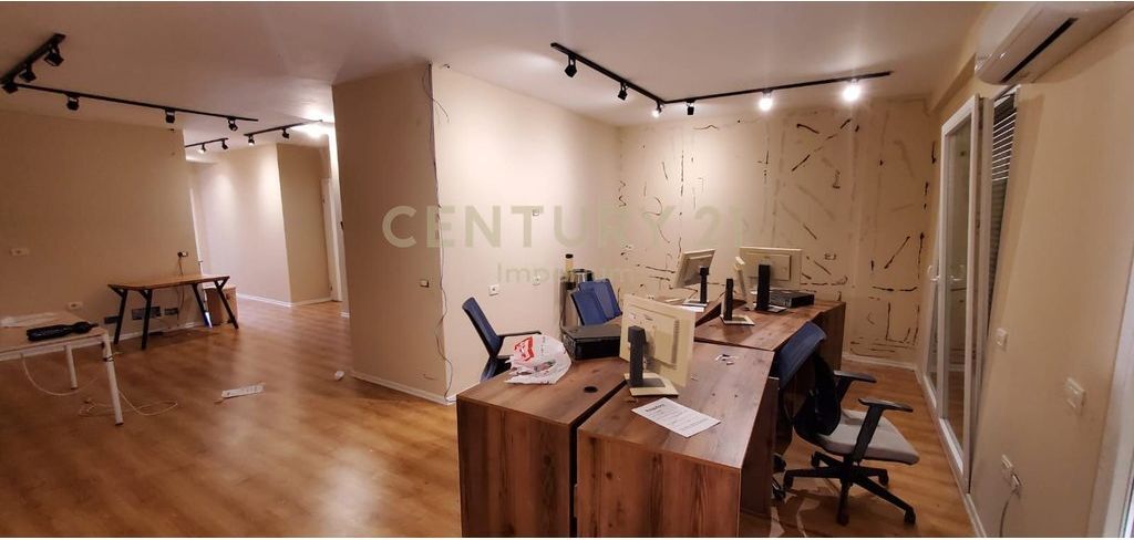 Apartment for Offices for Rent in the Municipality of Paris – 4 Workspaces!