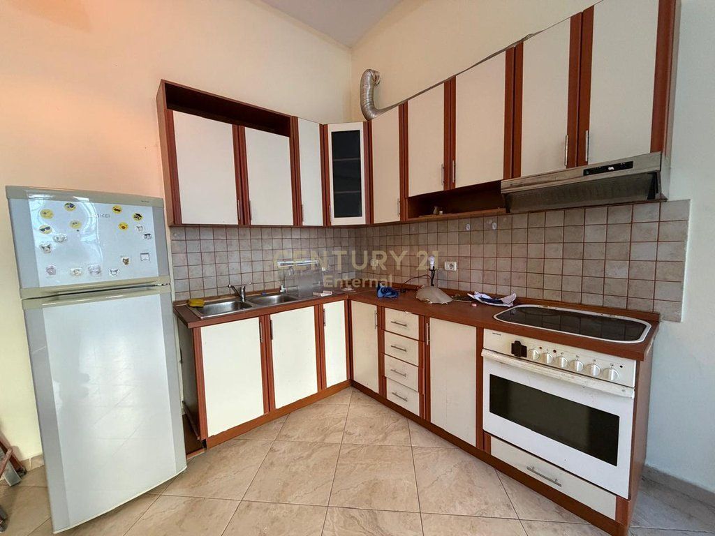 Appartamento 1+1 In Affitto a Komuna e Parisit