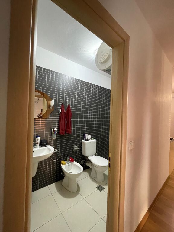 🏢Qyteti Studenti,jepet me qera apartament 2+1+2,i mobiluar,55,000Leke