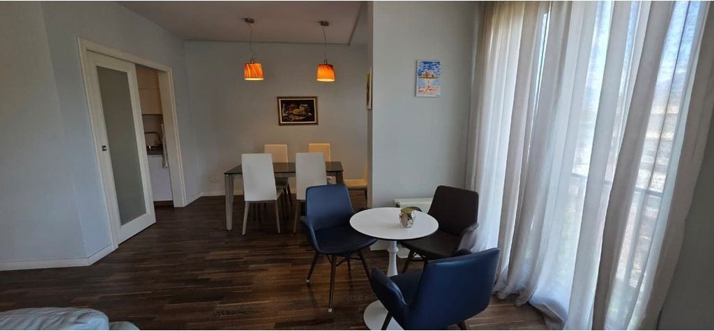 GARDA E REPUBLIKËS – APARTAMENT PREMIUM 2+1+2 ME VERANDË DHE POST PARKIMI PËR QIRA!