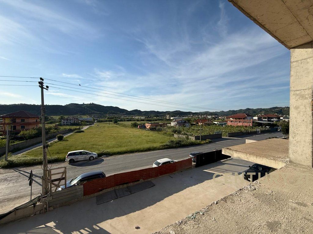 Esclusivo! Edificio Multifunzionale su 2 Piani in Vendita a Vorë!
