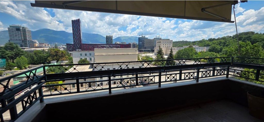 GARDA E REPUBLIKËS – APARTAMENT ELITAR 2+1+2 ME 2 BALLKONE DHE PAMJE NGA AIR ALBANIA!