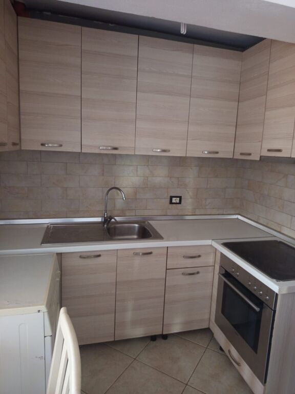 APARTAMENT 1+1. 30000 LEKE.RRUGA 5 MAJI