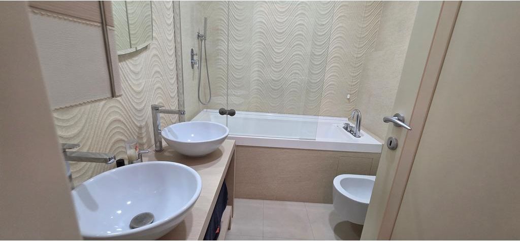 GARDA E REPUBLIKËS – APARTAMENT PREMIUM 2+1+2 ME VERANDË DHE POST PARKIMI PËR QIRA!