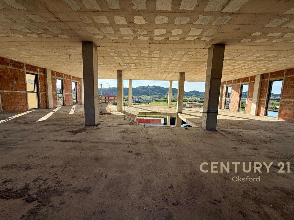Esclusivo! Edificio Multifunzionale su 2 Piani in Vendita a Vorë!