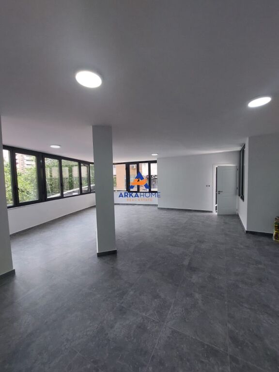 LOCALE COMMERCIALE IN AFFITTO 125M2 "VICINO AL VIAL BAJRAM CURRI, VICINO AL CARBURANTE KASTRATI" 100000 LEKE