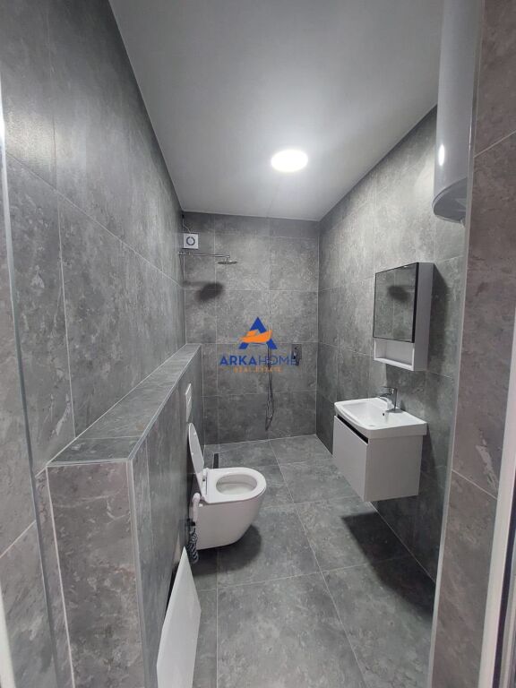 LOCALE COMMERCIALE IN AFFITTO 125M2 "VICINO AL VIAL BAJRAM CURRI, VICINO AL CARBURANTE KASTRATI" 100000 LEKE