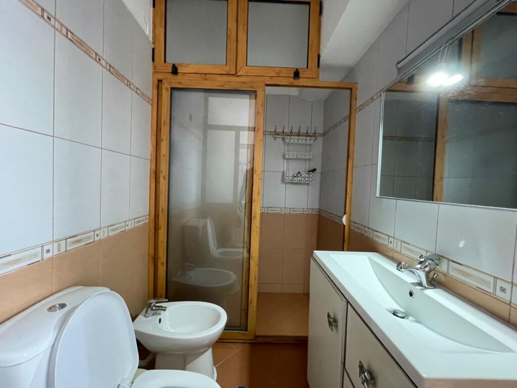 Apartament 2+1 per qira tek Rruga e Kosovareve.
