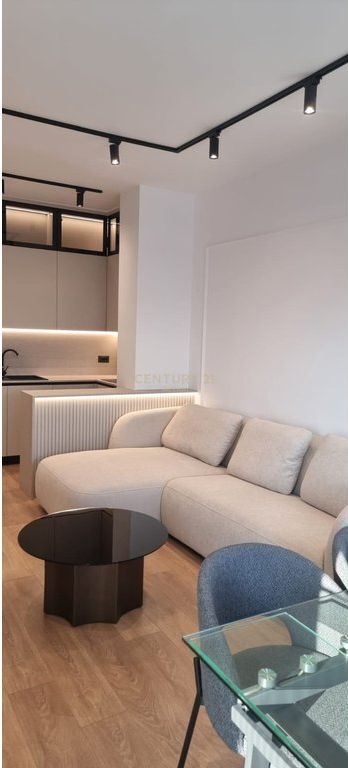 Jepet apartament me qera 1+1+parkim i super mobiluar perball universitetit UET! 850 € /Muaj