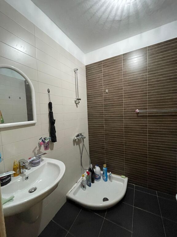 🏢Qyteti Studenti,jepet me qera apartament 2+1+2,i mobiluar,55,000Leke