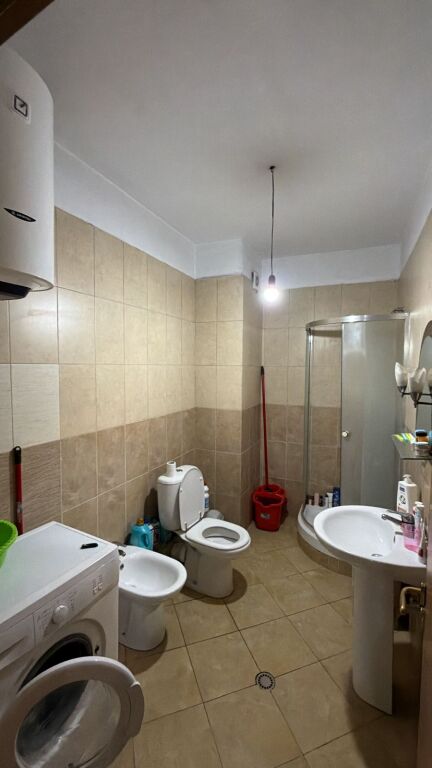 Jepet me qera 1+1 mobiluar Astir 400 eu