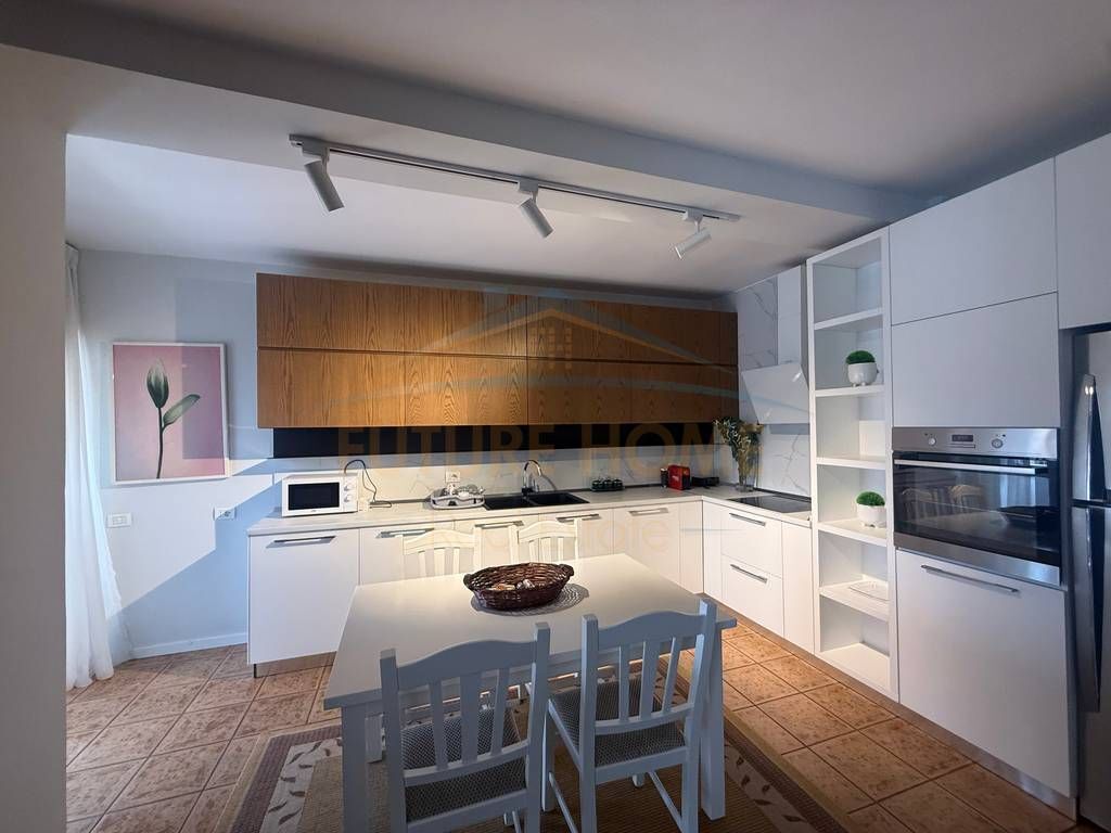 Shitet, Apartament 2+1+2, Rruga Sami Frashëri , Blloku , Tiranë