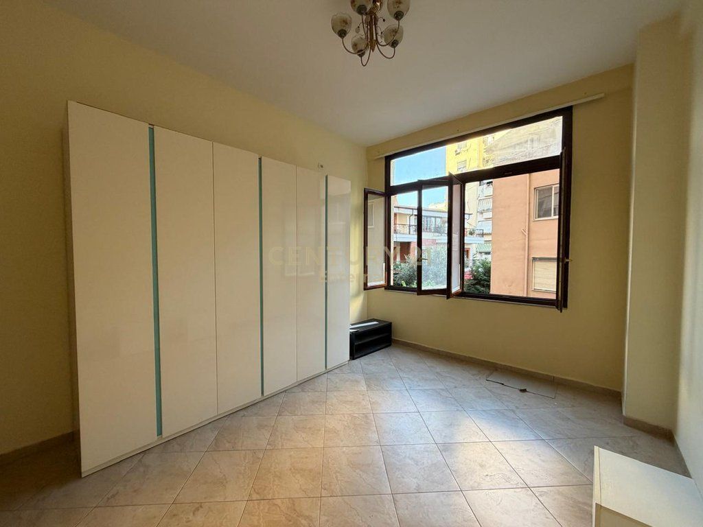 Appartamento 1+1 In Affitto a Komuna e Parisit