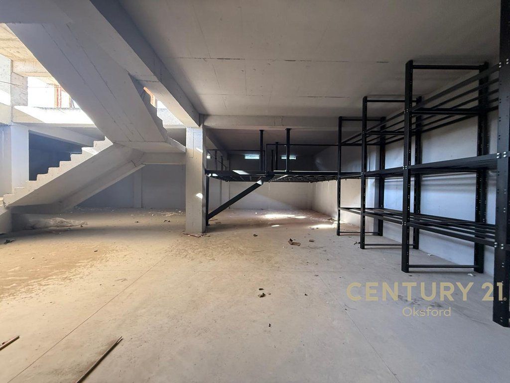 Esclusivo! Edificio Multifunzionale su 2 Piani in Vendita a Vorë!