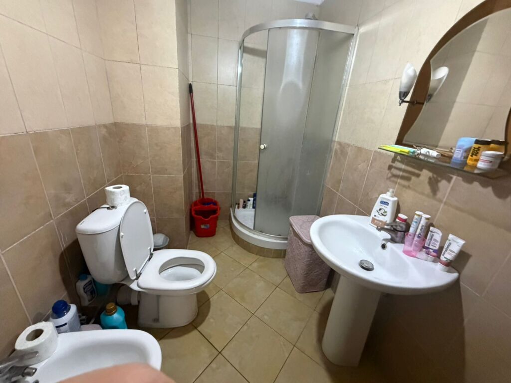 Jepet me qera 1+1 mobiluar ashensor ne astir 40000 lek