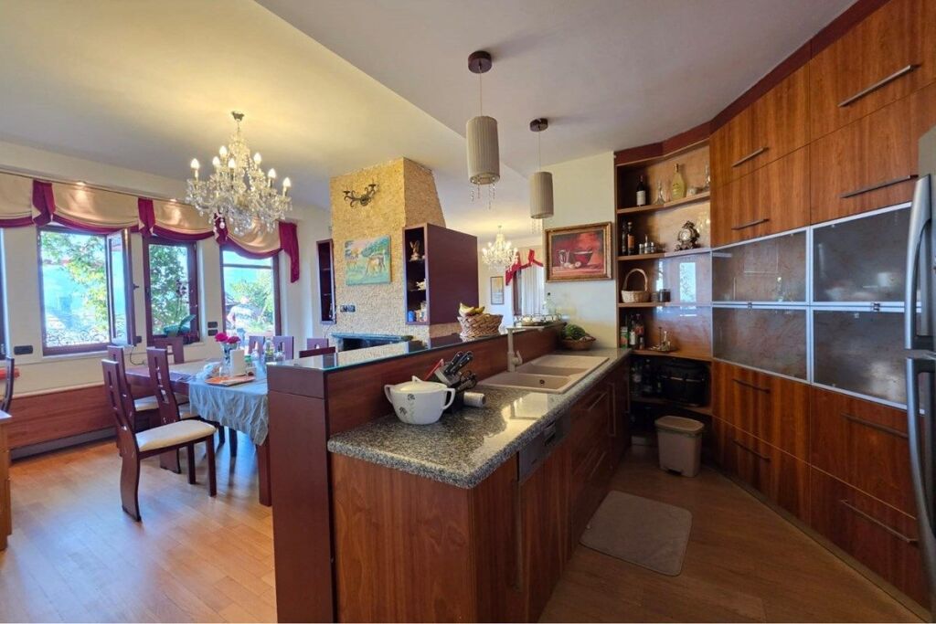 Penthouse with veranda for sale in Kodra e Diellit