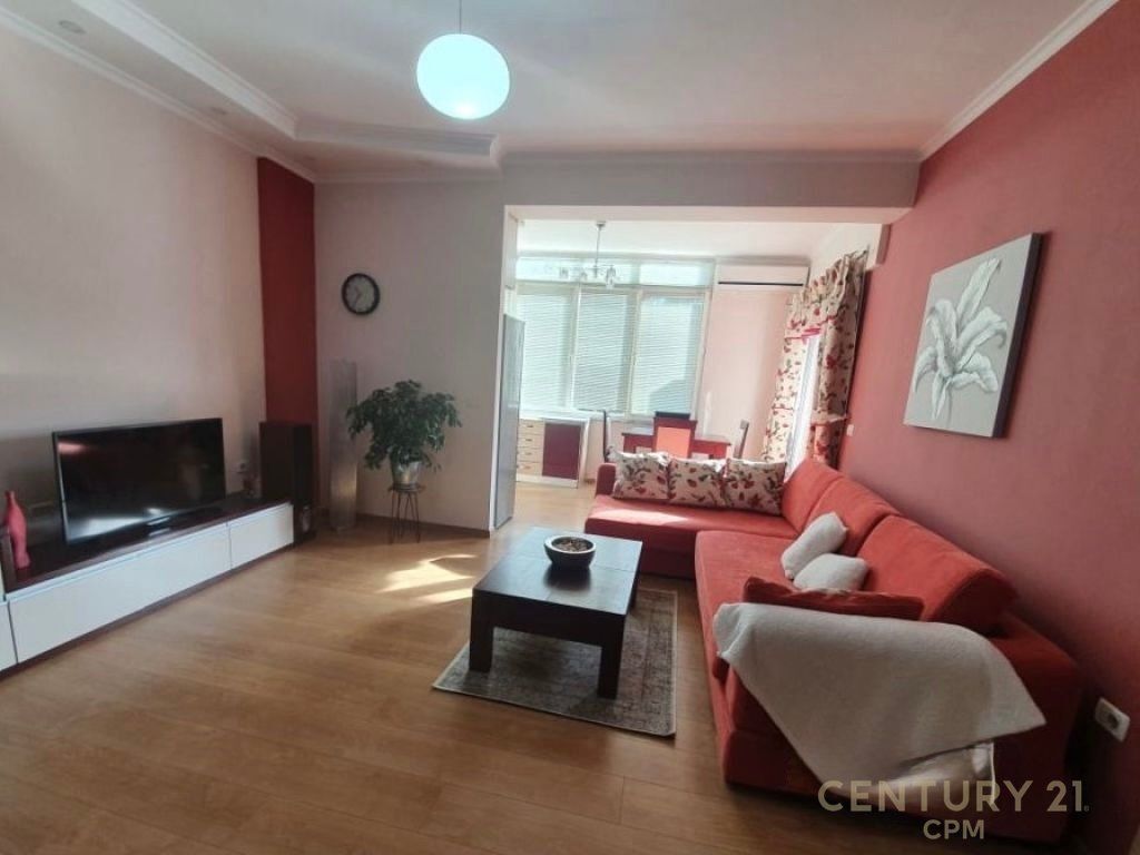 Appartamento 1+1 in vendita a Komuna e Parisit