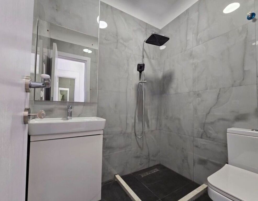Mbikalimi i Komunes se Parisit. Apartament Studio Per Qera
