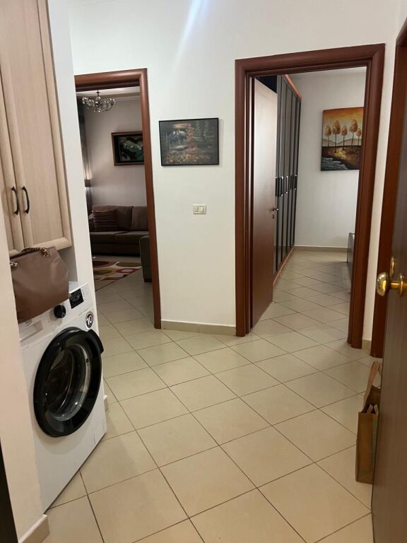 🏢Ish Parku i Autobuzave,prane Restorant Kledi jepet me qera apartament 1+1,i mobiluar.60,000Leke