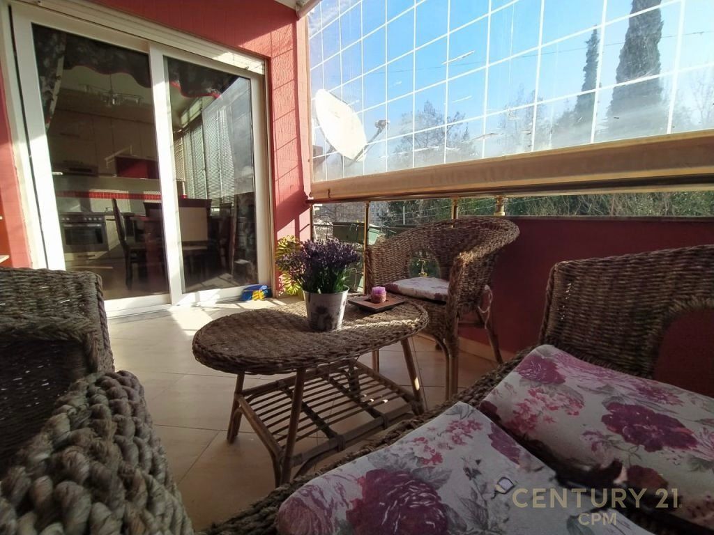 Appartamento 1+1 in vendita a Komuna e Parisit