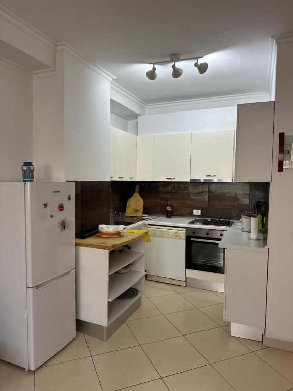 Apartament me qera 1+1