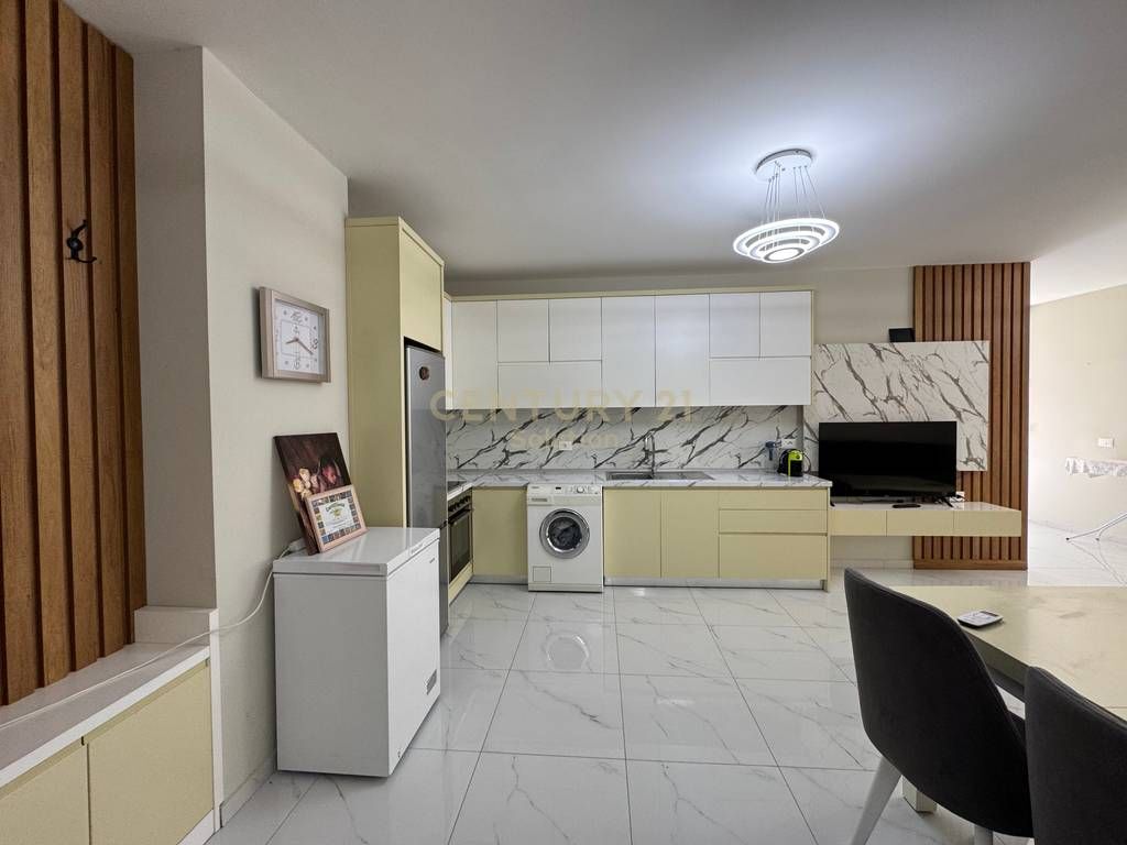 Affittiamo appartamento 1+1 al primo piano di una villa nella zona di Rruga e Durrësit!  L'appartamento è appena finito e arredato come in foto in condizioni molto favorevoli per una vita comoda.  Sup. 50m2 organizzata in un soggiorno e cucina condivisa, una camera da letto e un bagno (senza balcone).  Tariffa fissa per l'acqua di 1000 lek e senza costi di amministrazione.  Adatto per una o due persone.  Prezzo 55.000 lek/mese  Per maggiori informazioni o visita alla proprietà contattami!