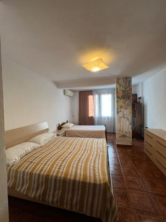 🏡 Jepet me Qira Apartament 2+1  📍 Vendndodhja: Zogu i Zi, pranë Farmacisë Natë e Ditë💰 Çmimi: 65,000 Lekë/Muaj