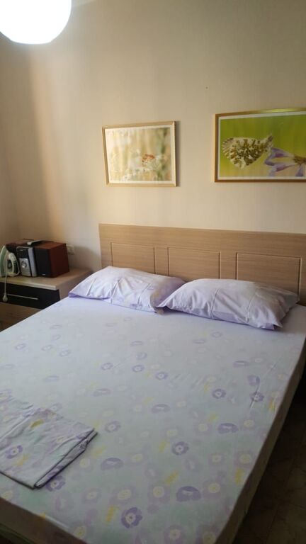 🏢Via Elbasan, vicino alla Filiale del Tesoro, si affitta appartamento 1+1 arredato, 50.000 Leke