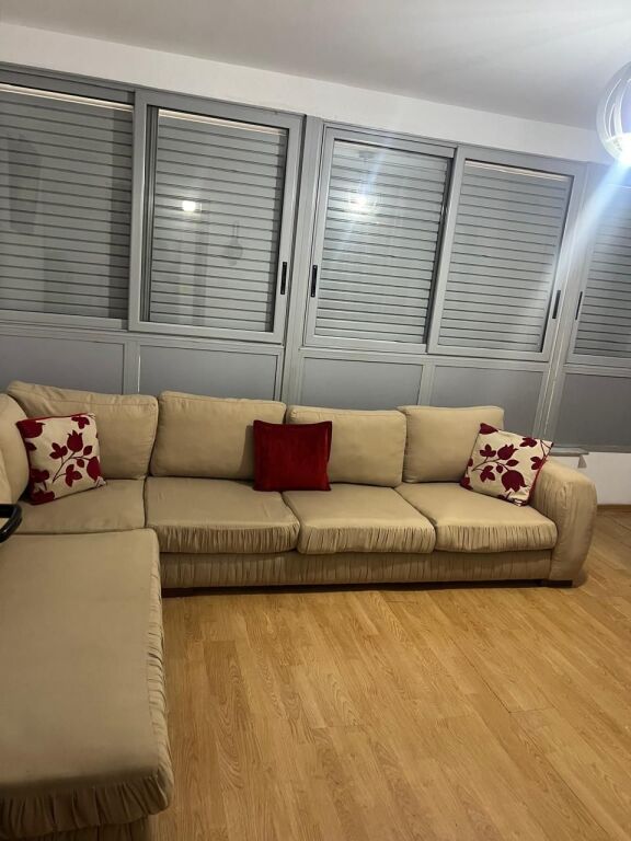 🏢Ish Parku i Autobuzave,prane Restorant Kledi jepet me qera apartament 1+1,i mobiluar.60,000Leke