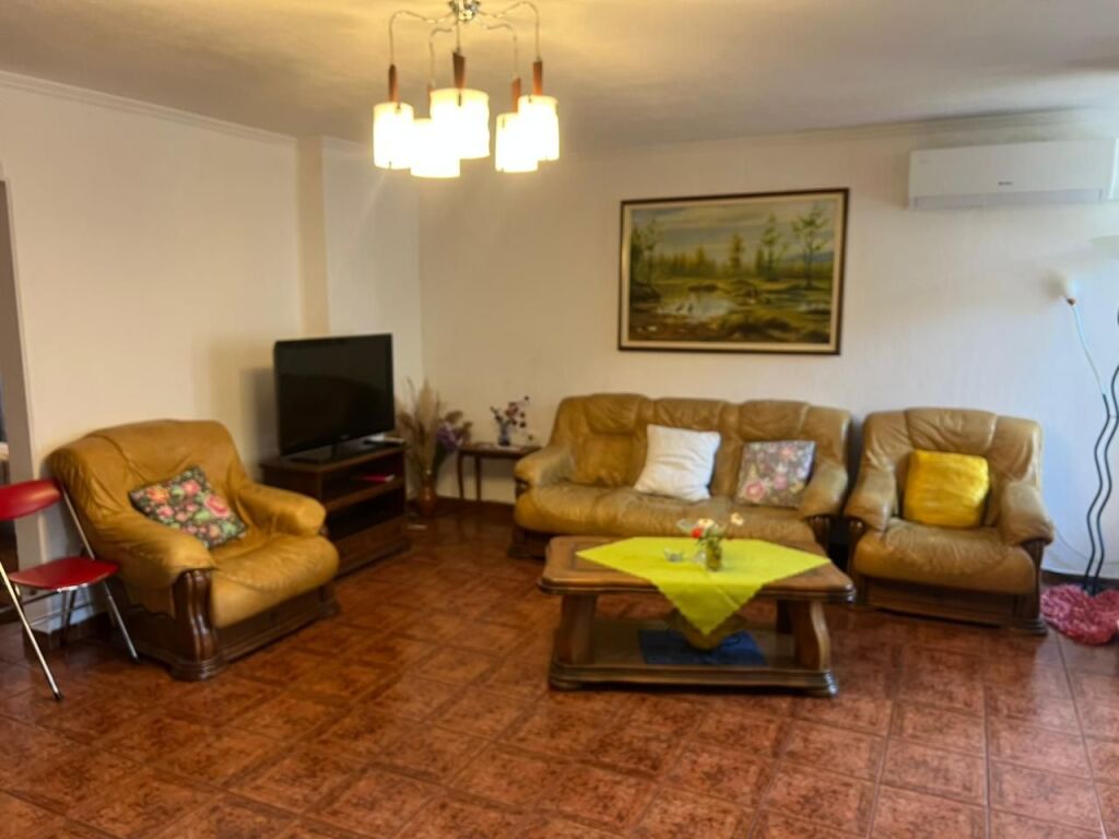 🏡 Jepet me Qira Apartament 2+1  📍 Vendndodhja: Zogu i Zi, pranë Farmacisë Natë e Ditë💰 Çmimi: 65,000 Lekë/Muaj