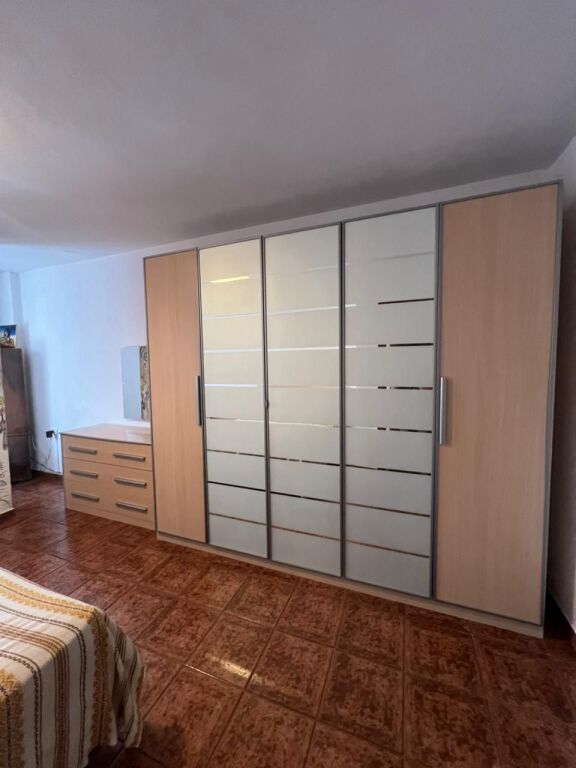 🏡 Jepet me Qira Apartament 2+1  📍 Vendndodhja: Zogu i Zi, pranë Farmacisë Natë e Ditë💰 Çmimi: 65,000 Lekë/Muaj
