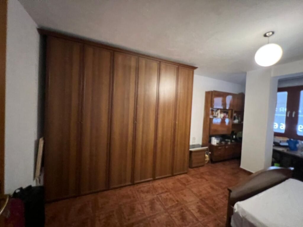 🏡 Jepet me Qira Apartament 2+1  📍 Vendndodhja: Zogu i Zi, pranë Farmacisë Natë e Ditë💰 Çmimi: 65,000 Lekë/Muaj