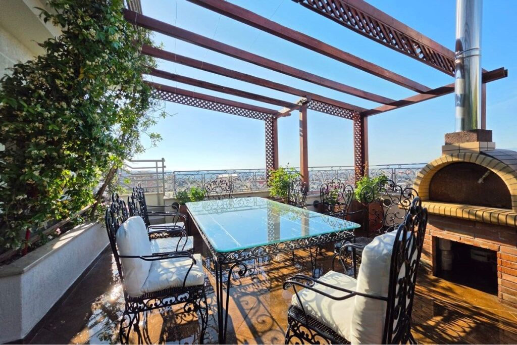 Penthouse with veranda for sale in Kodra e Diellit