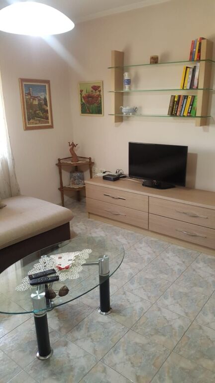 🏢Via Elbasan, vicino alla Filiale del Tesoro, si affitta appartamento 1+1 arredato, 50.000 Leke