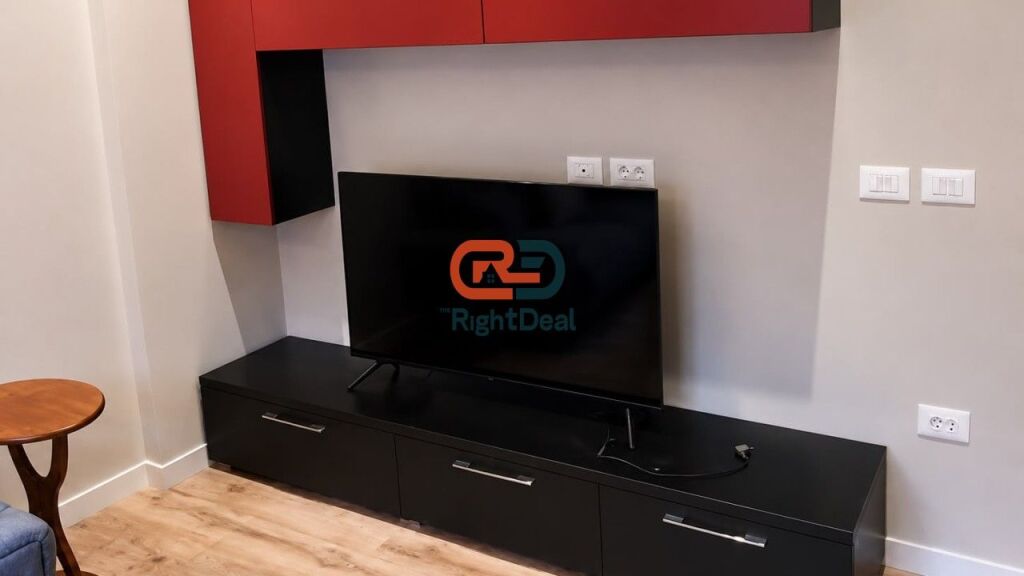 Prane 21 Dhjetorit, Shitet Apartament 2+1, Me Planimetri Te Rregullt Dhe Hapesira Te Bollshme !!