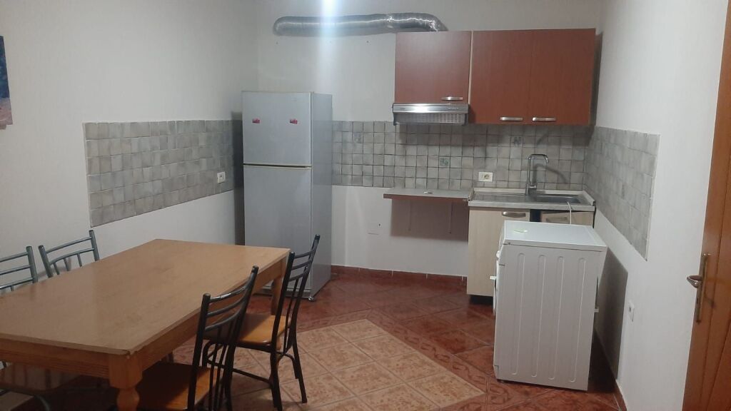APARTAMENT ME QERA - Rruga Elbasanit - 550 Euro