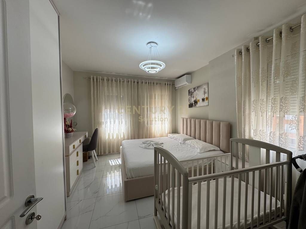 Affittiamo appartamento 1+1 al primo piano di una villa nella zona di Rruga e Durrësit!  L'appartamento è appena finito e arredato come in foto in condizioni molto favorevoli per una vita comoda.  Sup. 50m2 organizzata in un soggiorno e cucina condivisa, una camera da letto e un bagno (senza balcone).  Tariffa fissa per l'acqua di 1000 lek e senza costi di amministrazione.  Adatto per una o due persone.  Prezzo 55.000 lek/mese  Per maggiori informazioni o visita alla proprietà contattami!
