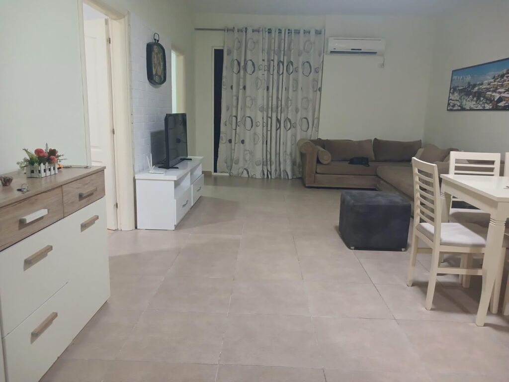 Jepet me qera Apartamenti 2+1 , Fresk prane Fizikes Berthamore rruga Shefqet Kuka 550 mije leke te vjetra