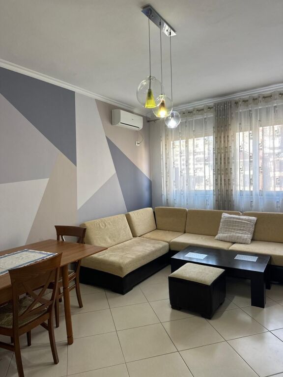 Apartament me qera 1+1